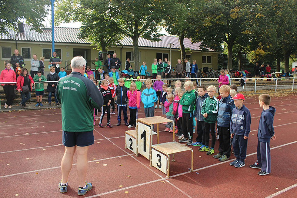 Kinder der Altersklassen U8 und U10 warten bereits gespannt auf die Siegerehrung.