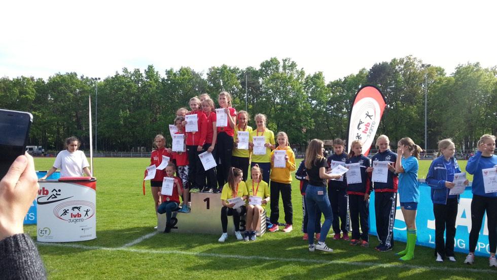 Das Team wU14 LG Uckermark-Barnim mit den Bernauerinnen Emily Bucks und Sophie Mammok, Fanny Trapp aus Schwedt, Anna Fürstenau und Annalena Trapp aus Templin